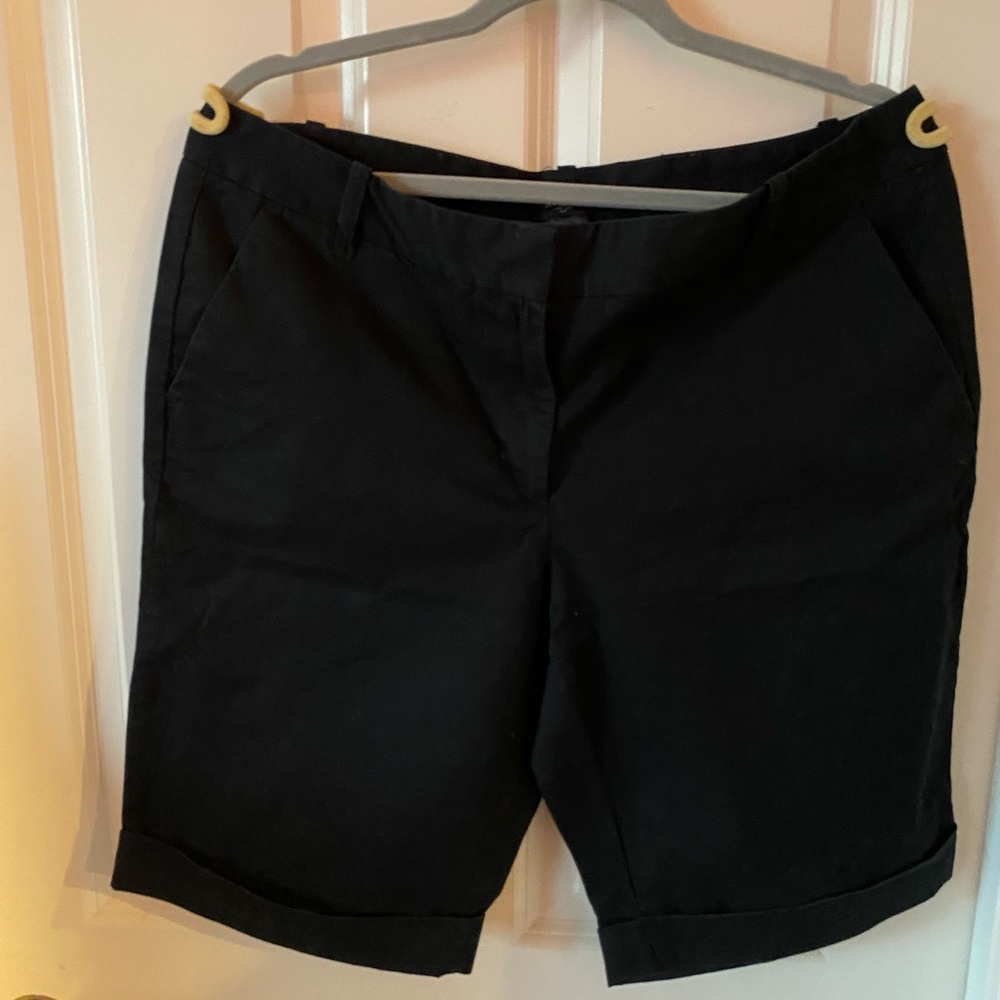 🛑 Ann taylor size 12 signature black shorts